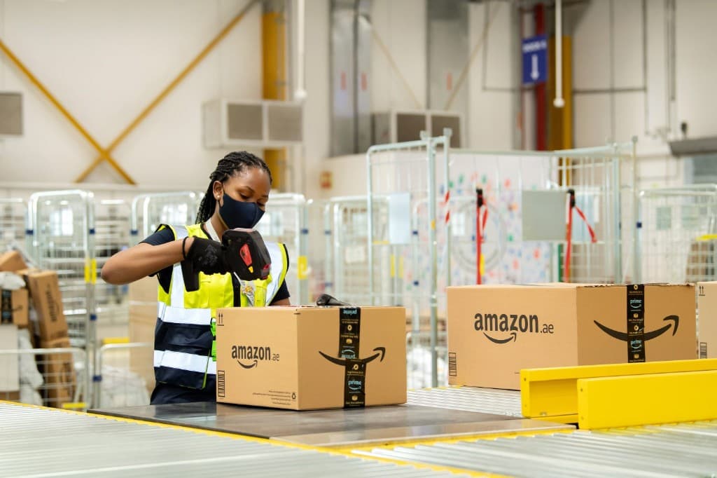 Associate scanning amazon.ae packages on a conveyor